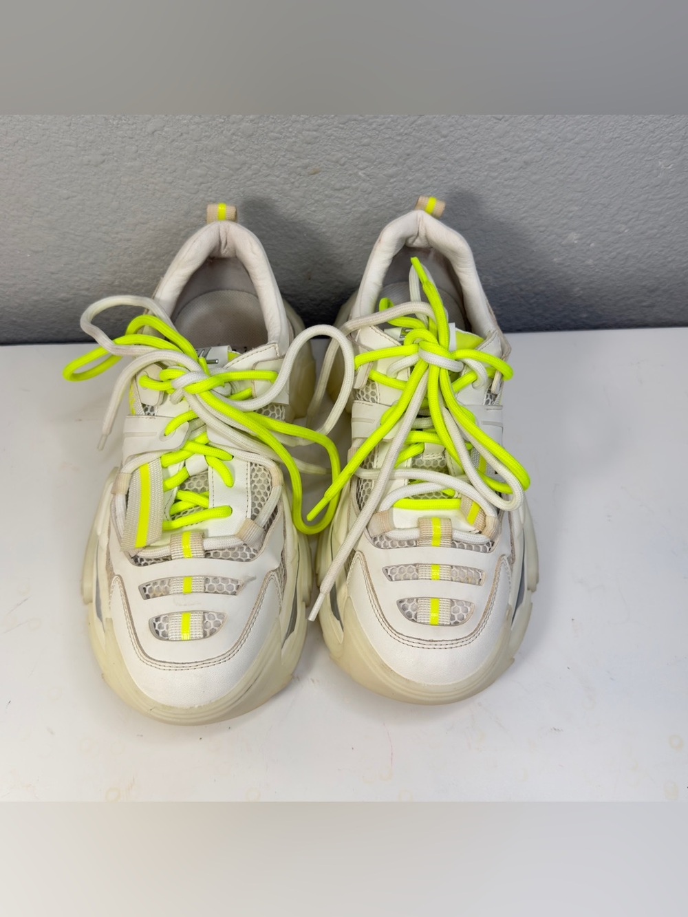 STEVE MADDEN POWER Sneakers White 7.5 M Neon Yellow/green trim 2 laces - Picture 4 of 8